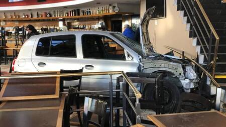 Auto dentro de una confitería (Twitter)