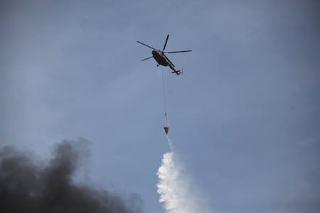 Helicópteros debiendo sofocar las llamas de la explosión en un puerto de Irán. Foto: Reuters/Mohammad Rasoul Moradi.
