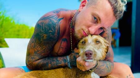 El Polaco junto a su perro Bambi. Foto: Instagram @elpolaco.