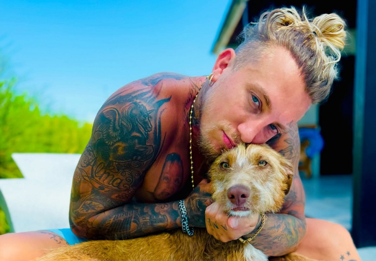 El Polaco junto a su perro Bambi. Foto: Instagram @elpolaco.