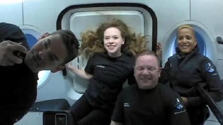 Regreso exitoso de misión espacial totalmente realizada por turistas