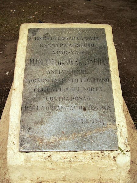 Placa que recuerda el lugar donde fue exhibida su cabeza
