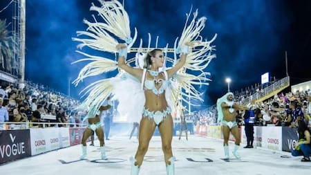 Luciana Figueroa, reina de la comparsa Kamarr en el Carnaval del País