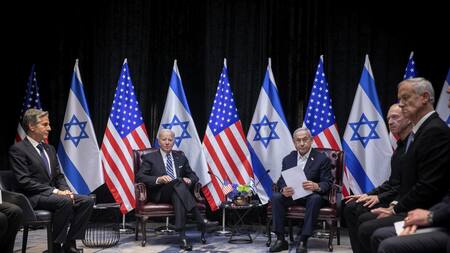 Funcionarios de EEUU e Israel junto a los presidentes de ambos países Joe Biden y Benjamin Netanyahu. Foto: EFE.
