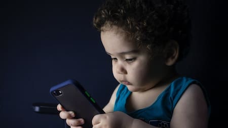 Niños, tecnología. Foto: Unsplash.