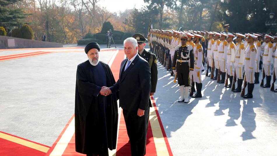 Díaz-Canel con Raisí, cumbre Irán-Cuba. Foto: Reuters.