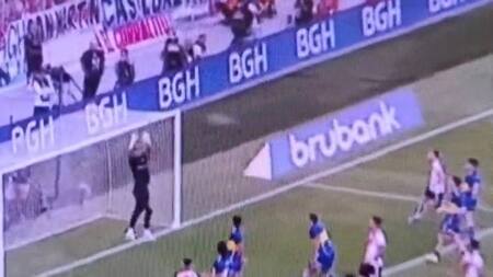 La jugada "fantasma" del Superclásico. Foto: captura de video