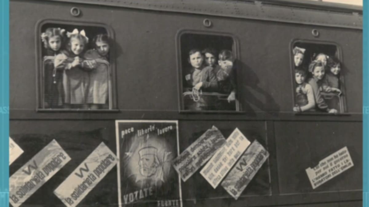 Niños a punto de despedirse de sus padres, a bordo de uno de los tantos Trenes de la felicidad.