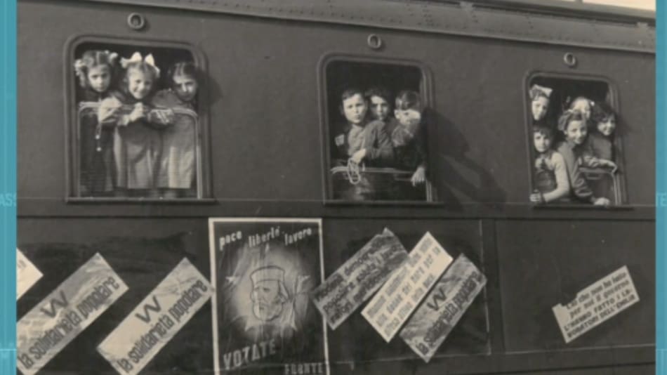 Niños a punto de despedirse de sus padres, a bordo de uno de los tantos Trenes de la felicidad.