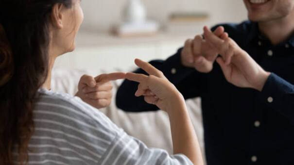 "Educar para concientizar": un debate sobre la inclusión en el Día Internacional de las Lenguas de Señas