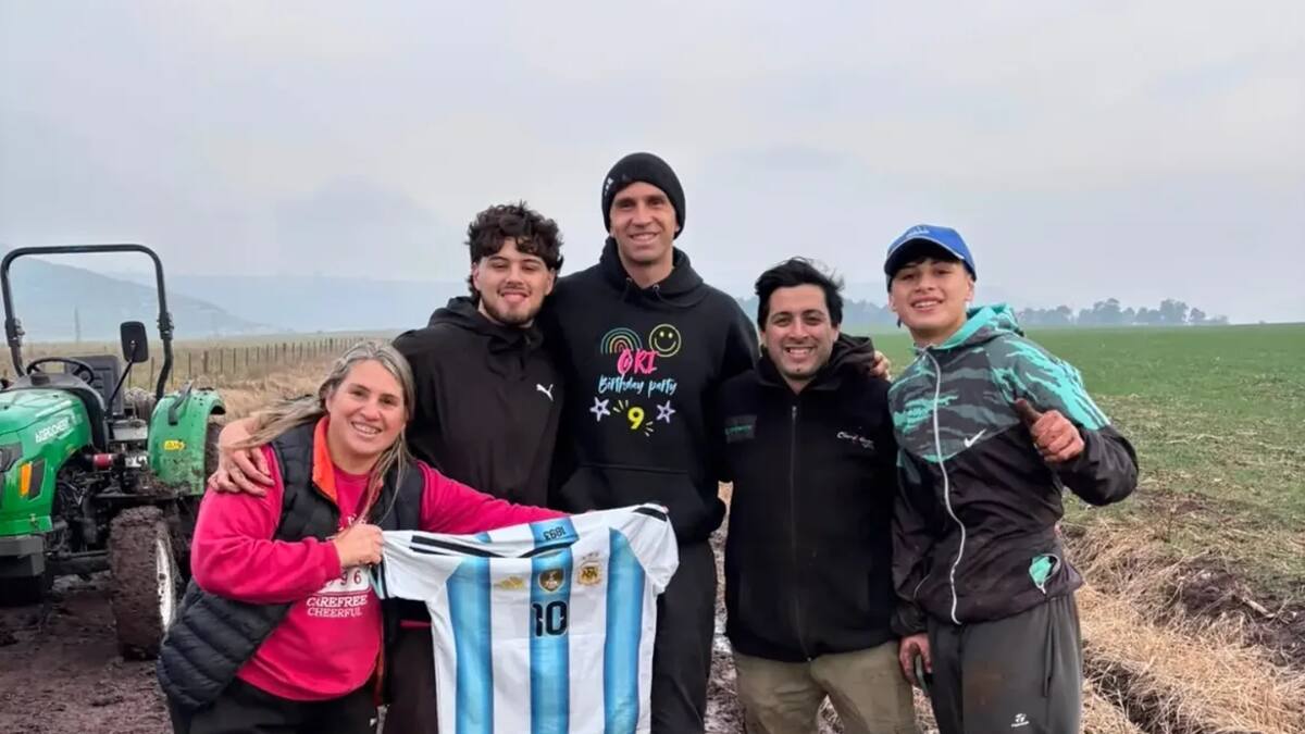 Emiliano Dibu Martínez posa con sus rescatistas.
