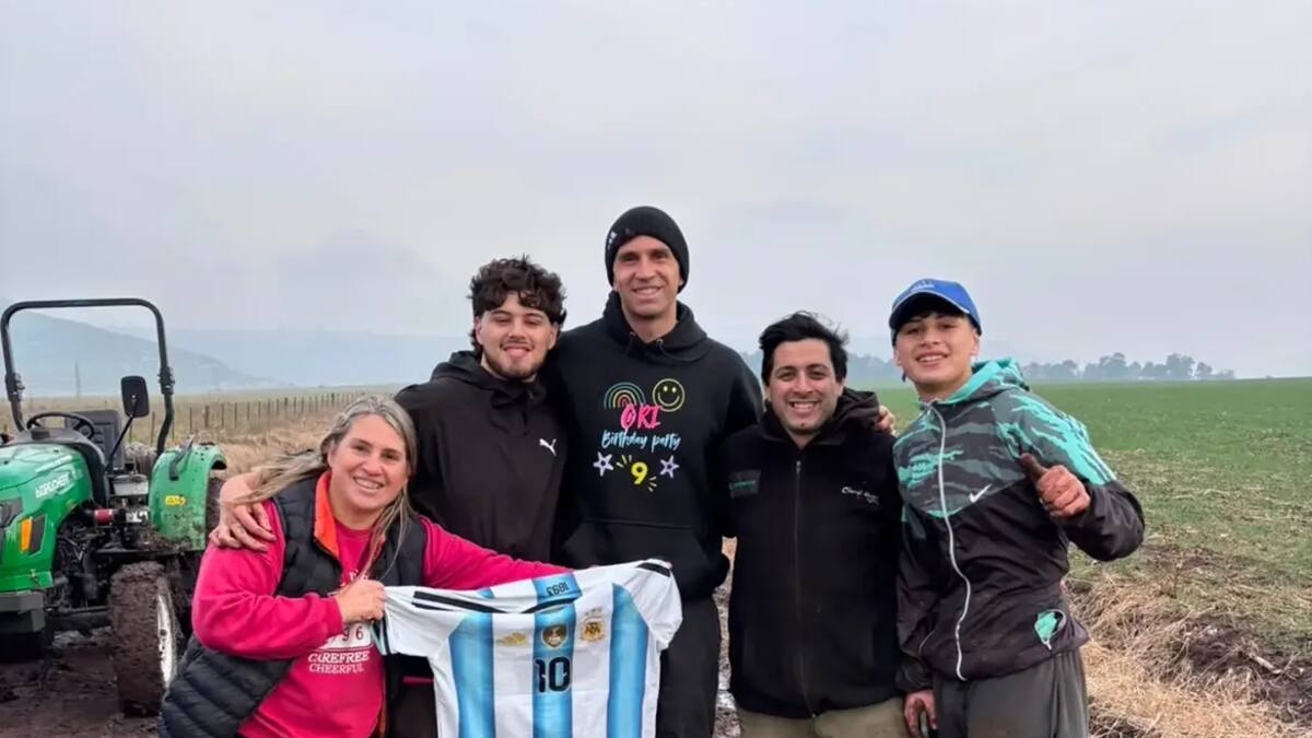 Dibu Martínez quiso ayudar a un amigo, quedó atrapado en el barro y fue rescatado por vecinos: el gesto que emocionó a todos