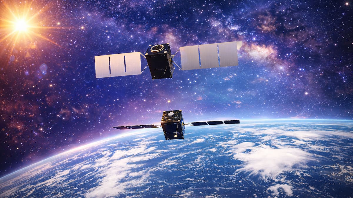 La creciente cantidad de satélites en órbita baja preocupa a los científicos por su impacto en las observaciones astronómicas.