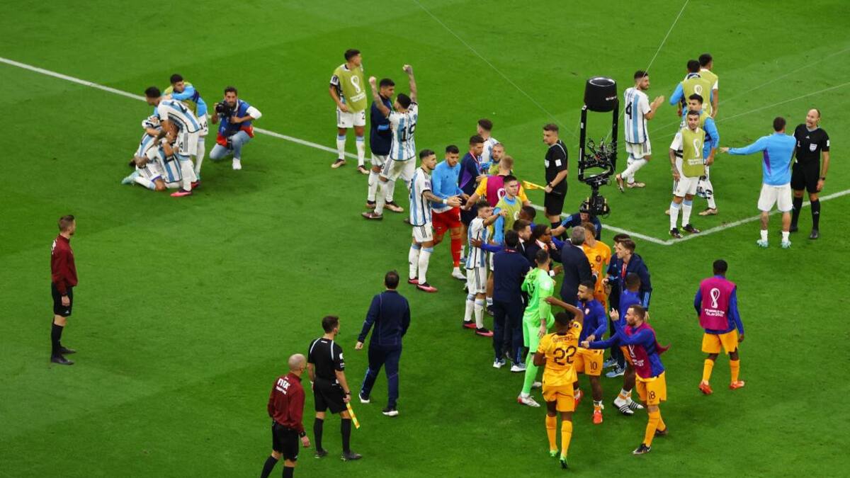 La pelea entre Argentina y Países Bajos. Foto: Reuters.