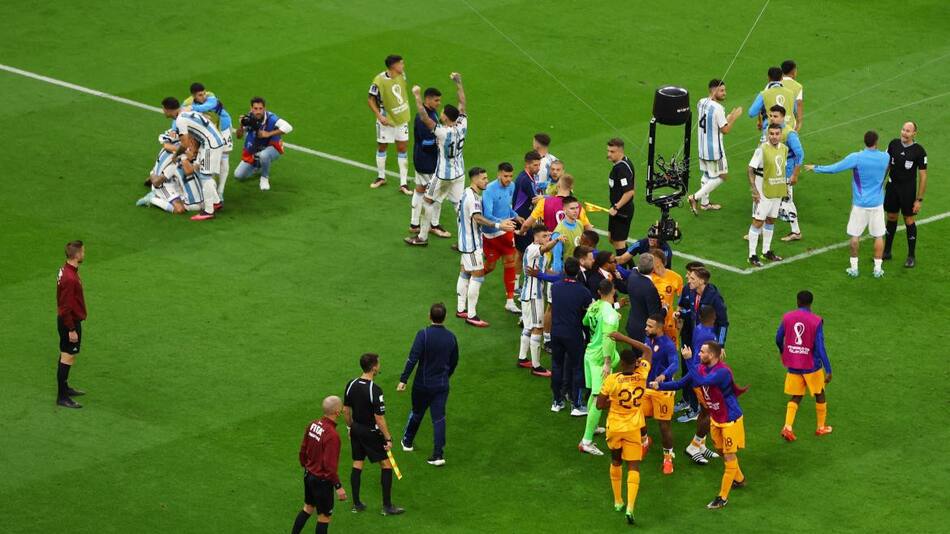 La pelea entre Argentina y Países Bajos. Foto: Reuters.
