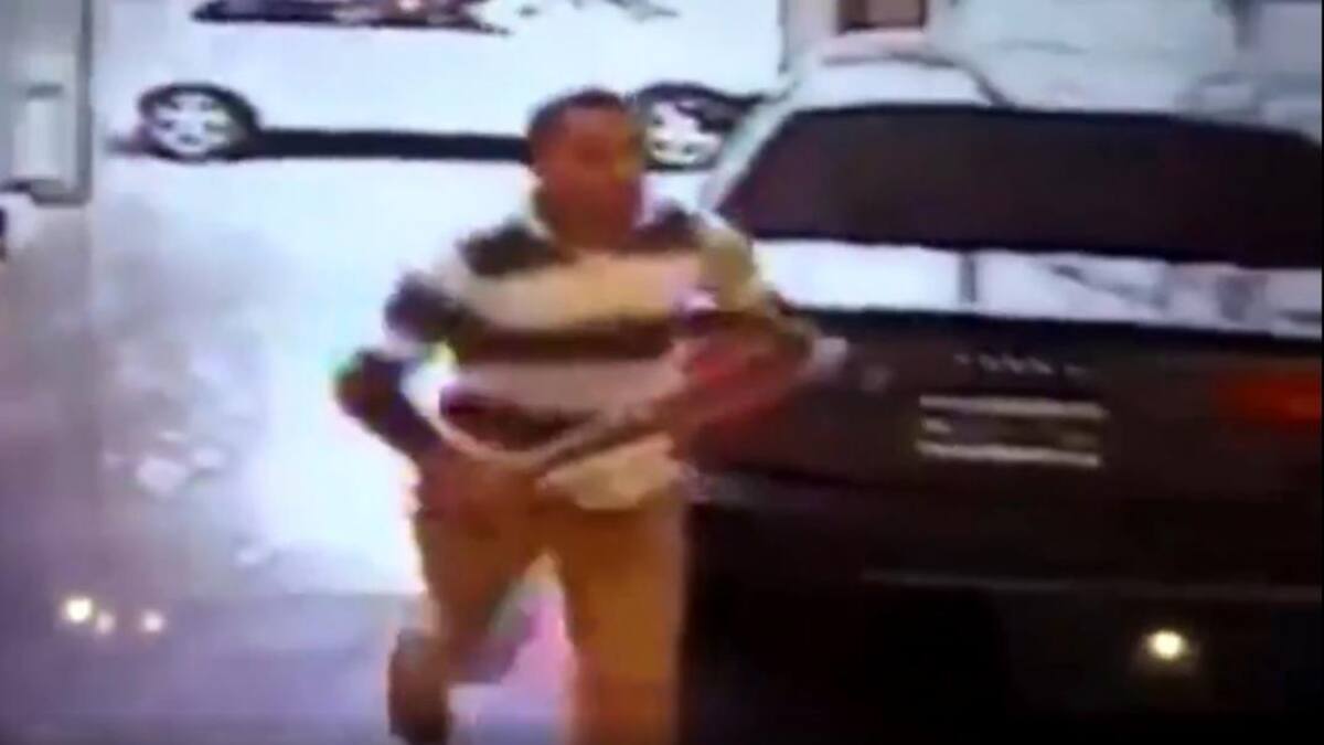 Hombre entró a romper un Audi a concesionaria