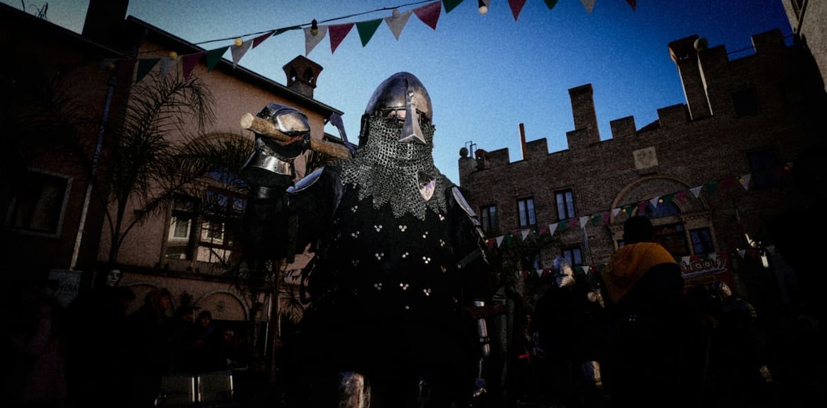 Recreación histórica en MedievalCon con caballeros medievales, fuerte de madera, combate en armaduras y público familiar en el Parque Yrigoyen de San Martín.