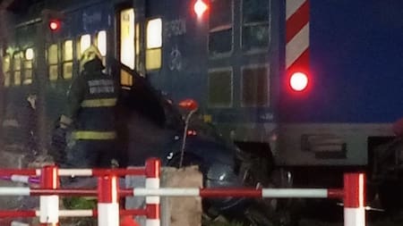 Auto embestido por tren en Villa del Parque
