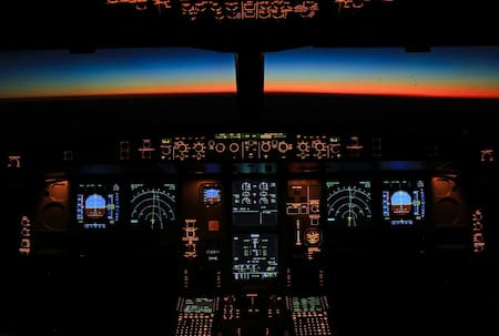 Cabina de un avión. Foto: Unsplash.