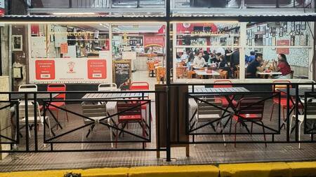 Pizza de muzzarella en El Globito. Foto: Instagram @pizzeriaelglobito