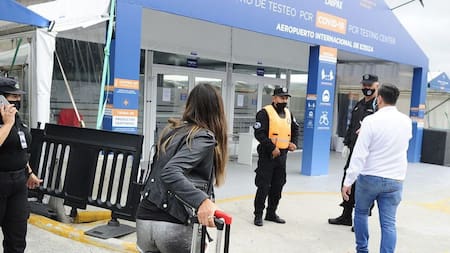 Centro de hisopados en el aeropuerto internacional de Ezeiza.