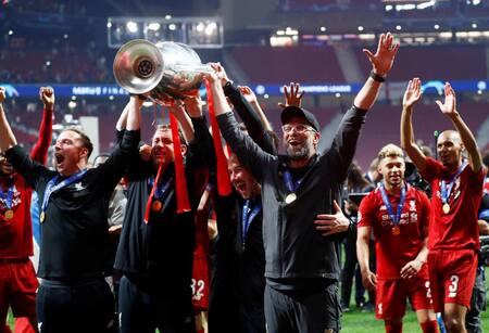 Jürgen Klopp, técnico del Liverpool, con la Champions League (Reuters)