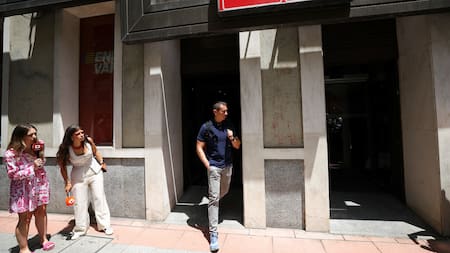 Allanamiento en las oficinas del PSOE en España. Foto: REUTERS/Albert Gea