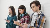 Neurocientíficos alertan que los videos cortos de TikTok, Instagram y YouTube generan efectos más nocivos que el alcohol