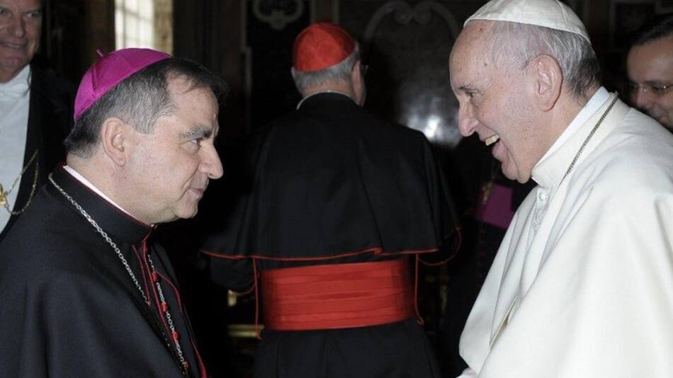Angelo Becciu y el Papa Francisco