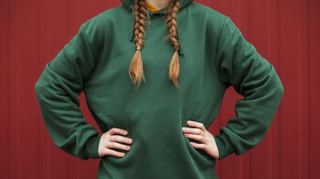 La nueva moda en buzos de mujer para este invierno 2025. Foto: Freepik.