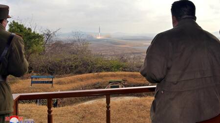 El líder norcoreano Kim Jong Un observa el lanzamiento de un misil balístico intercontinental. Fuente: Reuters.