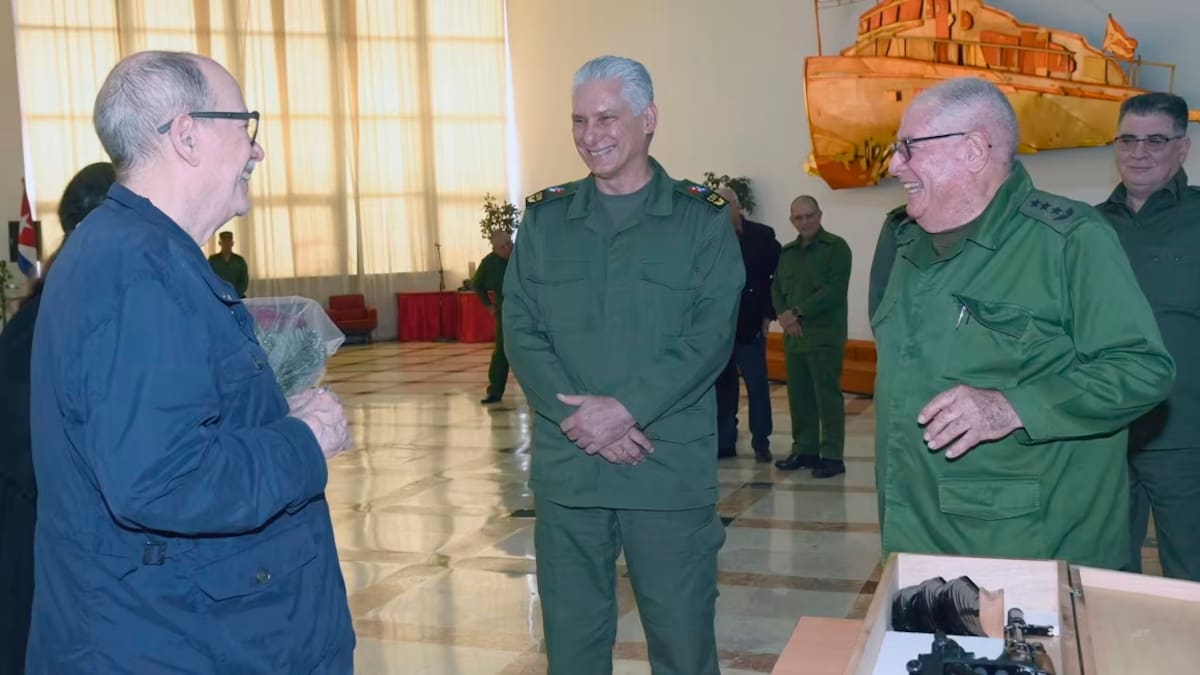 Silvio Rodríguez recibió un fusil AKM por parte del gobierno de Cuba.