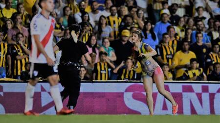 Topless de joven en partido de Rosario Central - River contra la violencia