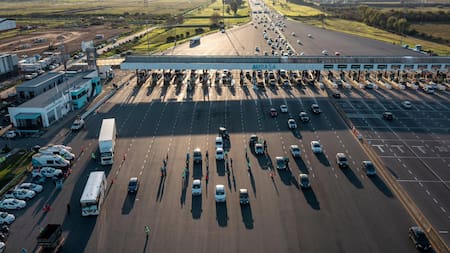 Controles a la salida de los peajes. Foto: X @AU_BA_SA.