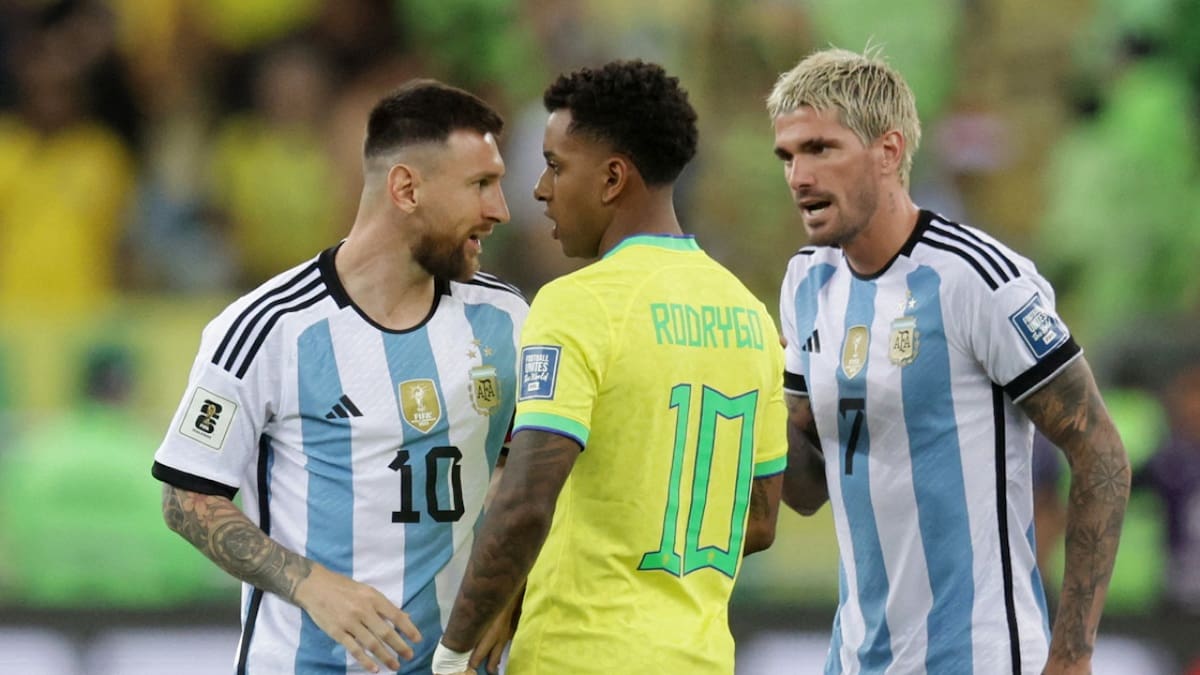 El tenso cruce entre Messi y Rodrygo. Foto: Reuters.
