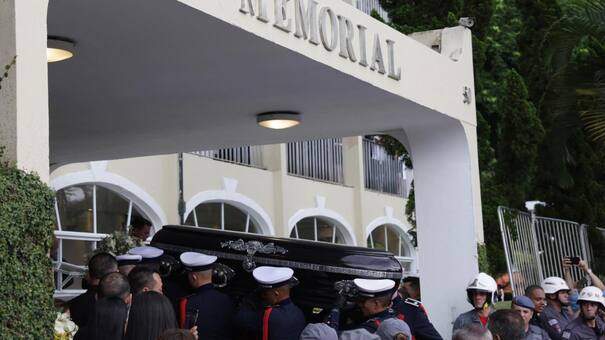 Una multitud en las calles y los íntimos en la ceremonia privada: así fue la despedida de Pelé en Brasil