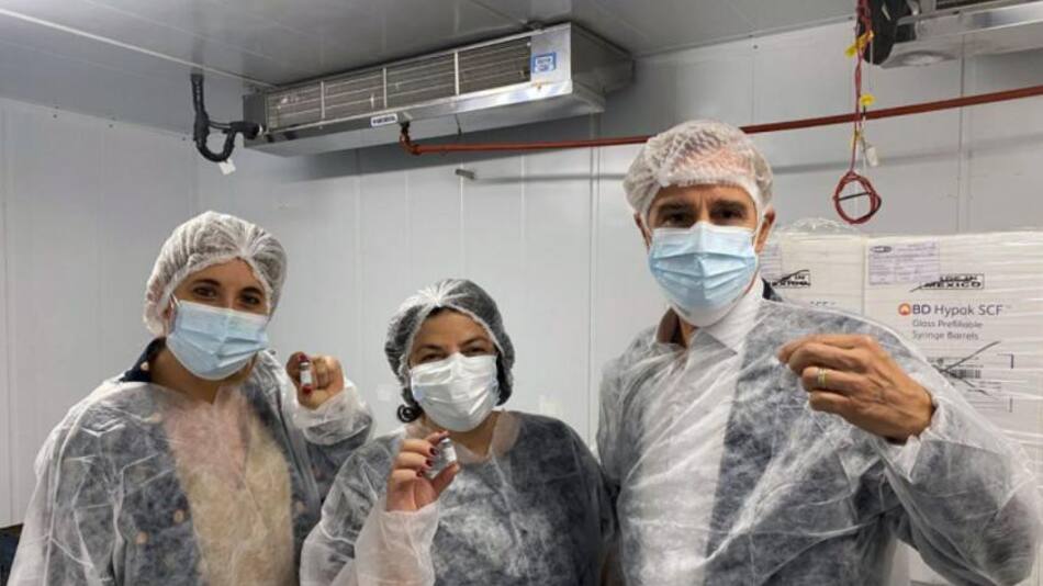 El presidente del laboratorio Richmond, Marcelo Figueras, junto a la ministra de salud Carla Vizzotti, NA