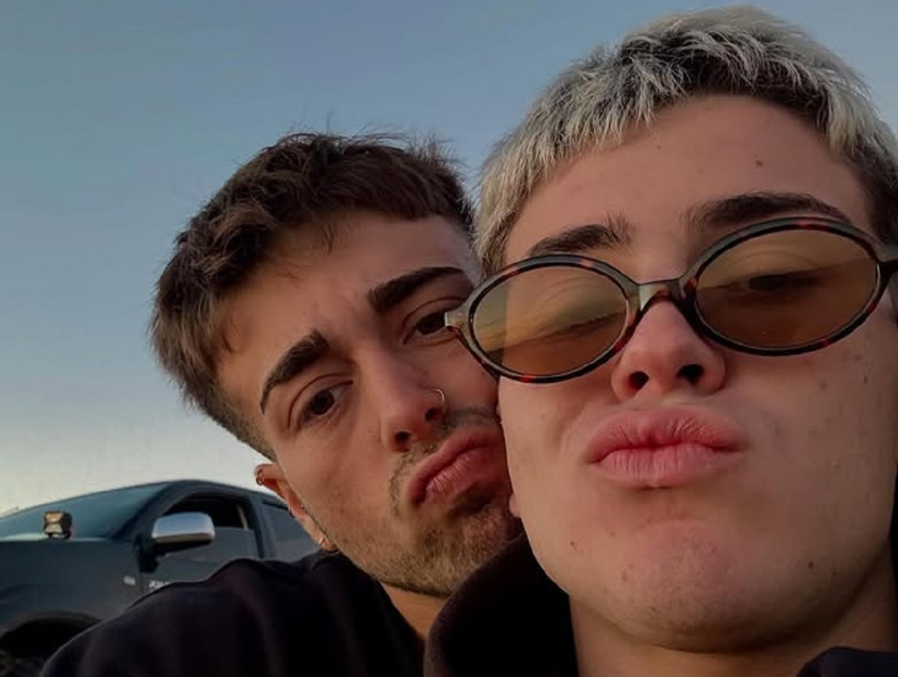 Juan Otero y su novio. Foto: Instagram @juanoterook