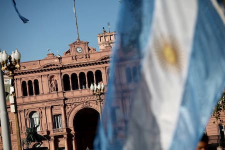 La bandera argentina flameando delante de la Casa Rosada. Foto: Reuters / Agustín Marcarian