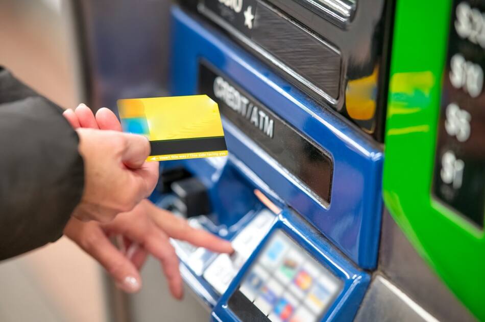 El adelanto en efectivo con tarjeta de crédito es la única forma de extraer dinero de un cajero en el exterior. Foto: Unsplash.
