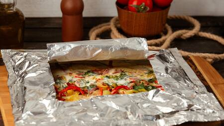 Cuidado a tener en cuenta si cocinás en papel de aluminio. Foto: Freepik
