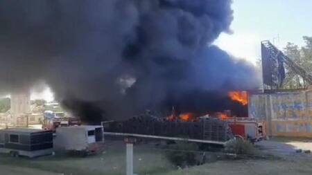 Moreno: se incendió un depósito de neumáticos y seis dotaciones de bomberos trabajan para controlar el fuego