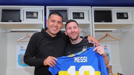 Messi y una camiseta personalizada con su apellido. Foto: NA