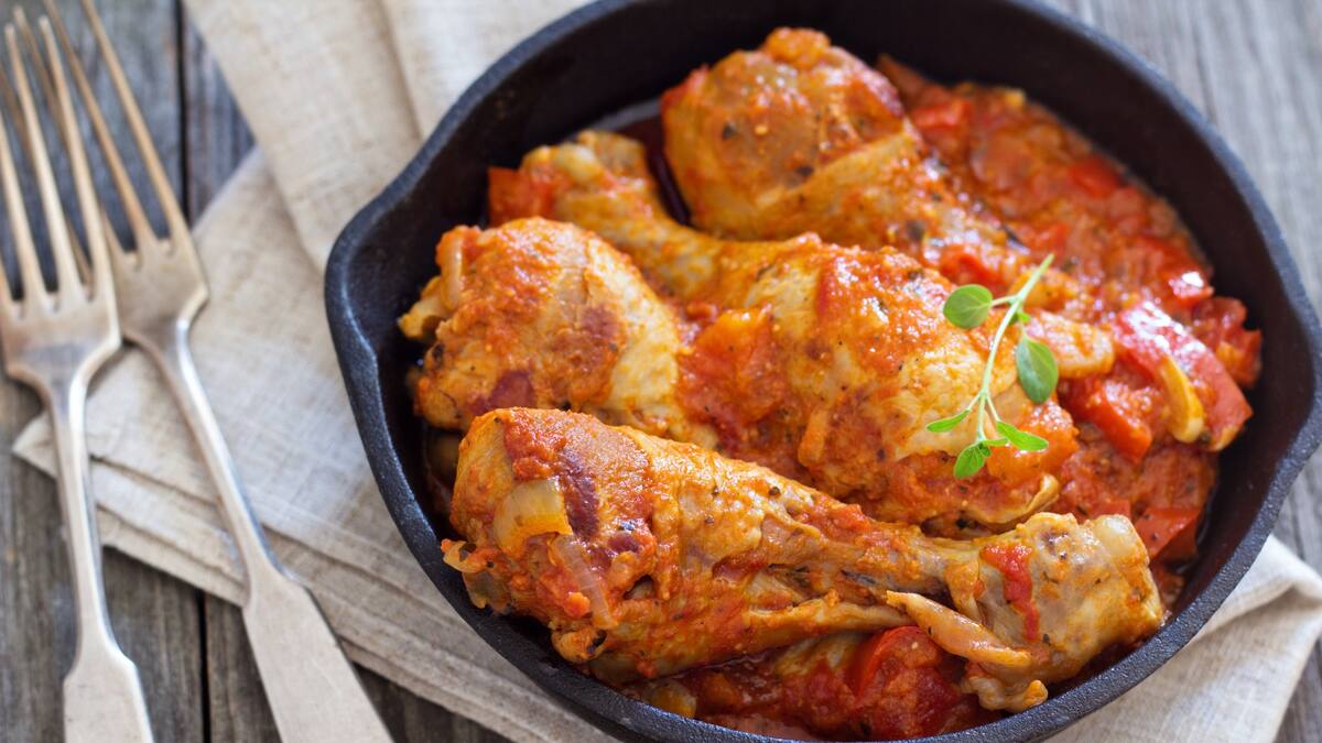 El pollo es una de las carnes más elegidas para un guiso.