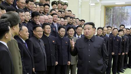 Kim Jong-Un visitó científicos que trabajaron en el satélite espía. Foto: Reuters.