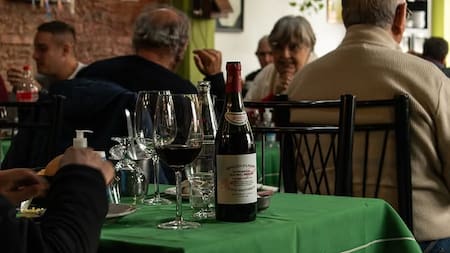 De bodegón de barrio a destino gastronómico: la historia de un ícono de Mataderos donde los mariscos y la carne son protagonistas