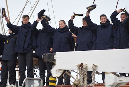 La princesa Leonor saluda al salir de la base naval chilena, en Punta Arenas. Foto: Reuters/Rodrigo Maturana.