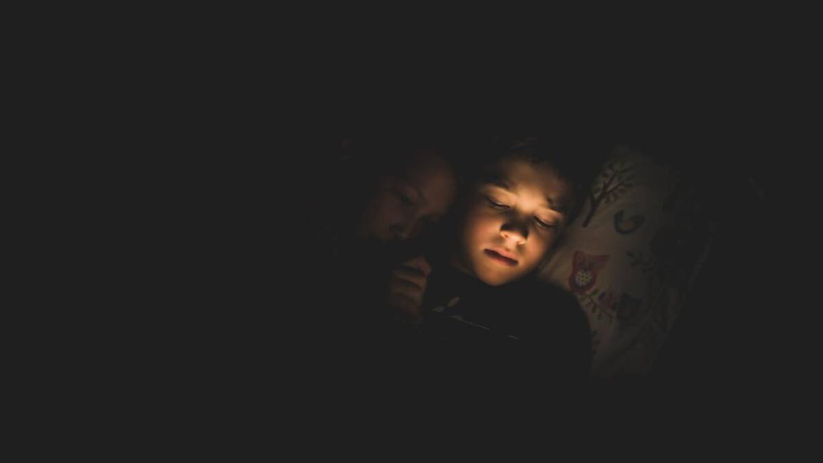 La luz de los dispositivos electrónicos interfiere en el sueño a la hora de dormir. Foto: Unsplash.