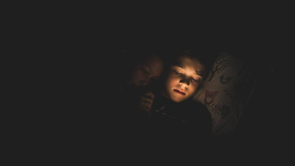 La luz de los dispositivos electrónicos interfiere en el sueño a la hora de dormir. Foto: Unsplash.