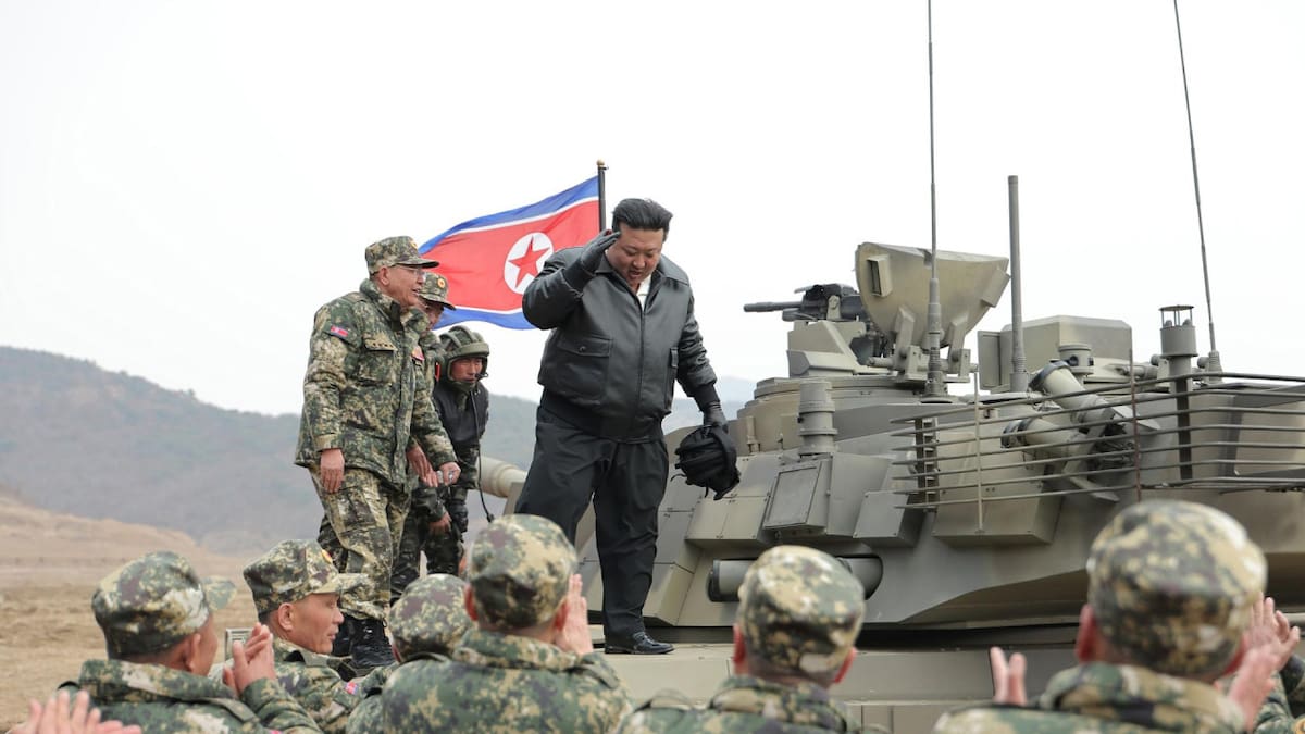 Ejercicios militares de Corea del Norte supervisados por Kim Jong Un. Foto: EFE.